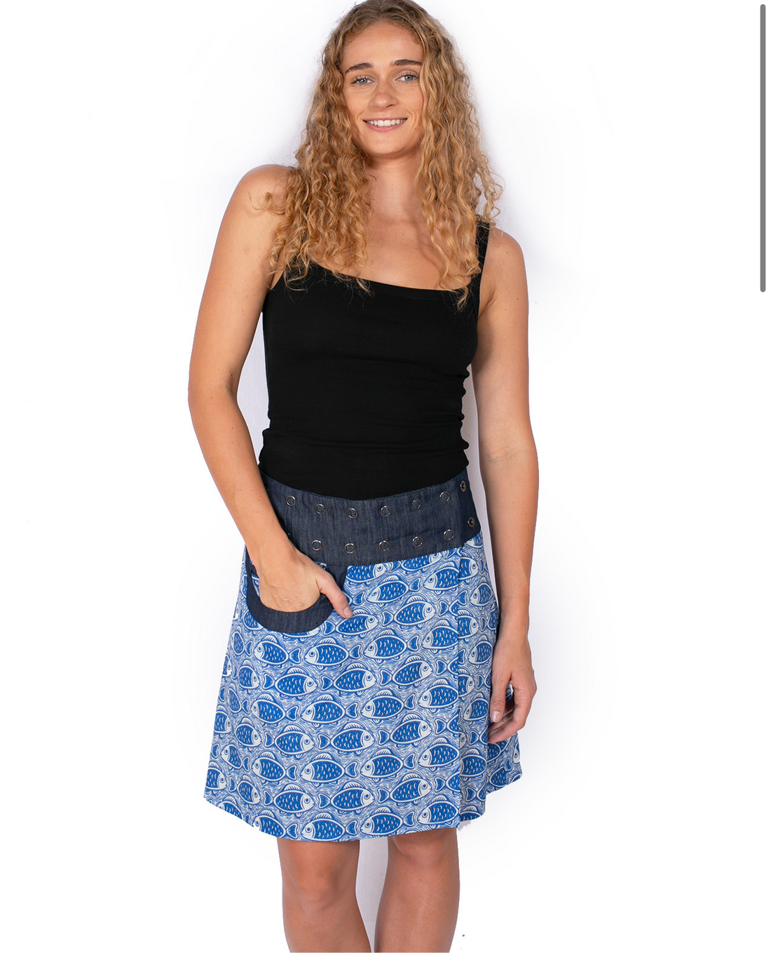 Om Designs-NEW ENERGY REVERSIBLE SKIRT SHORT
- BEIGE CROCODILES / BLUE FISH