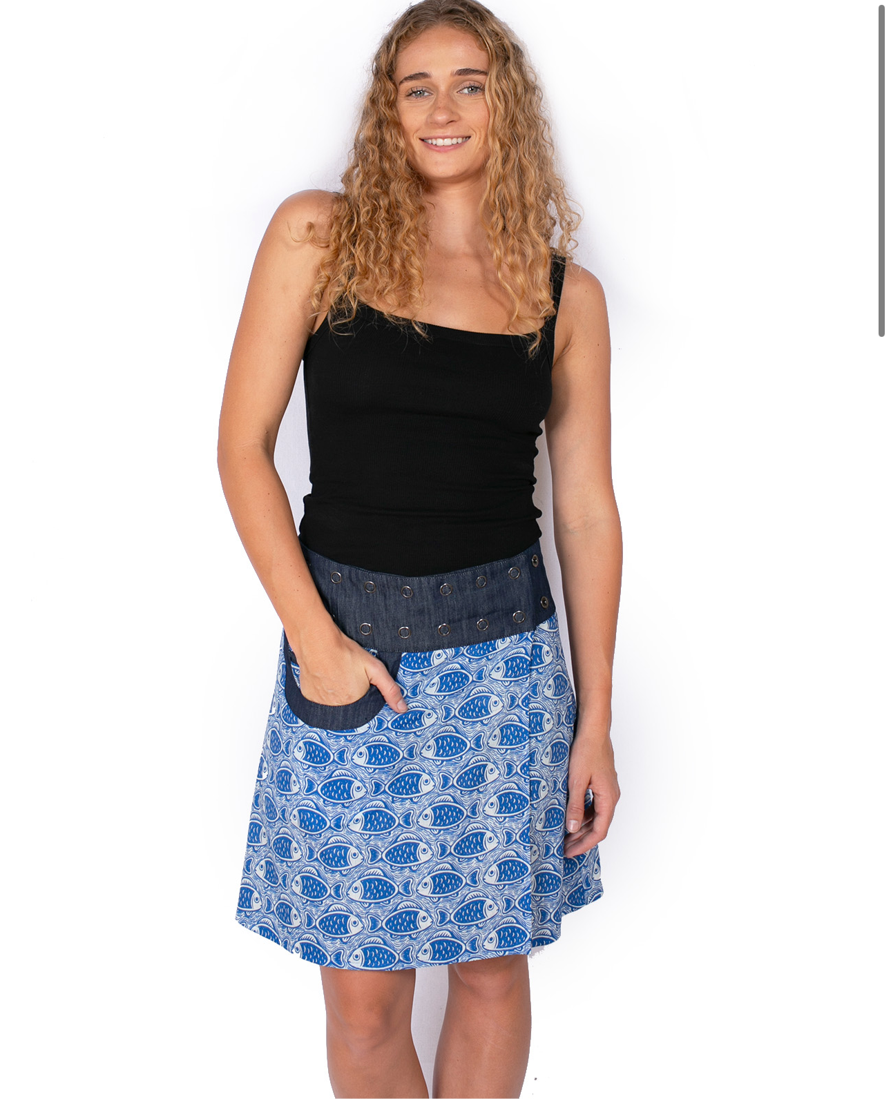 Om Designs-NEW ENERGY REVERSIBLE SKIRT SHORT
- BEIGE CROCODILES / BLUE FISH